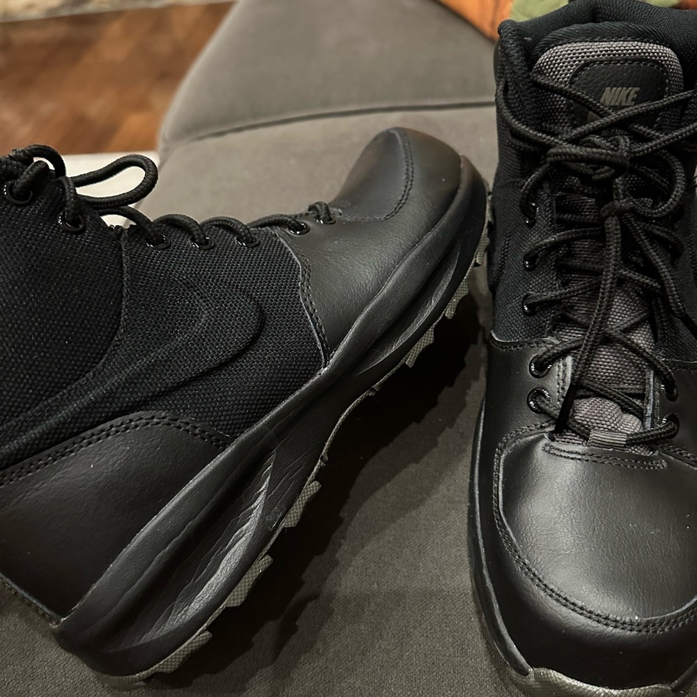 Boys NIKE Manoa Deep Black Shoes size 6.5 Y